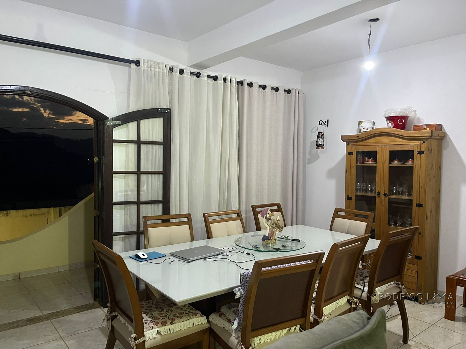 Linda casa para venda em bairro nobre de São Lourenço-MG.