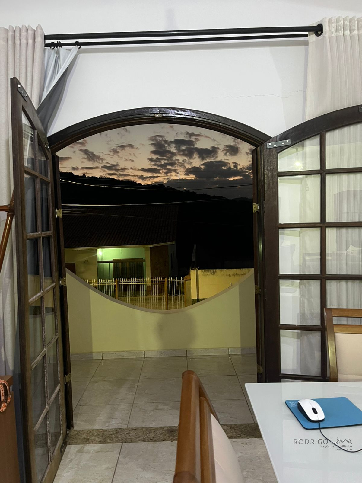 Linda casa para venda em bairro nobre de São Lourenço-MG.