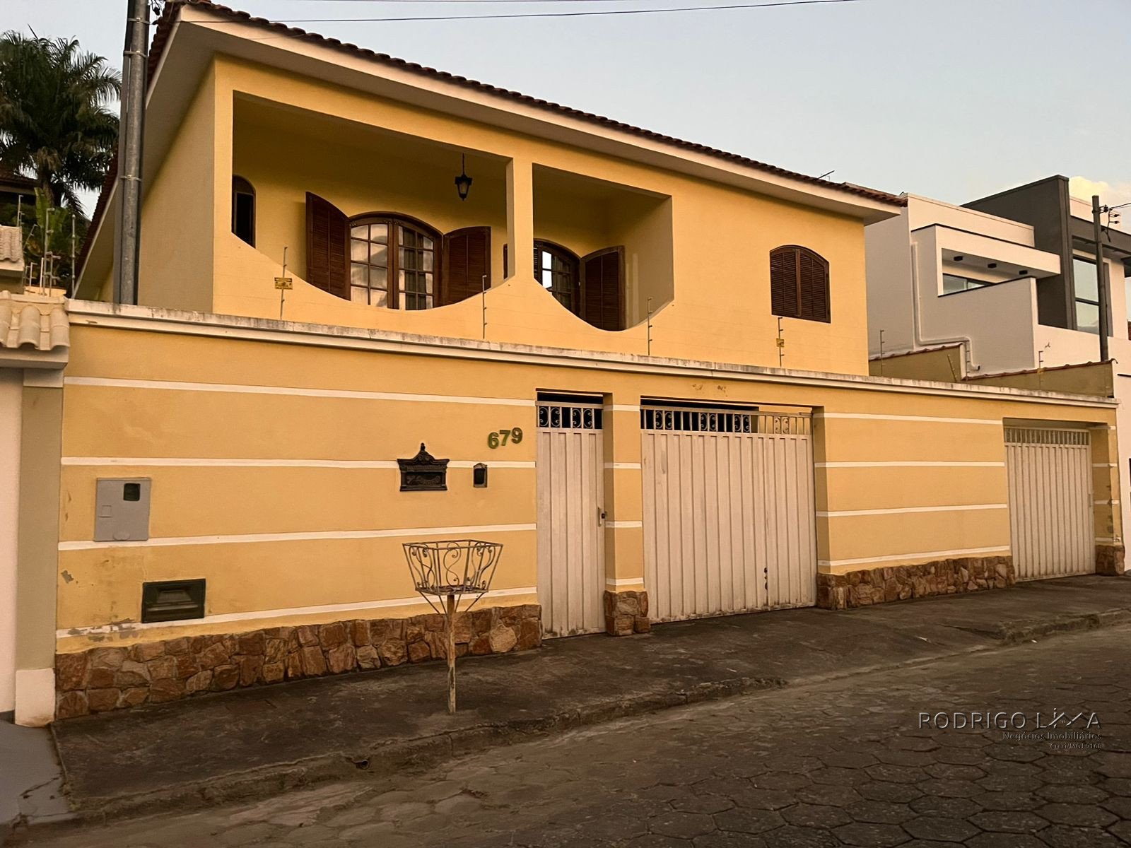 Linda casa para venda em bairro nobre de São Lourenço-MG.