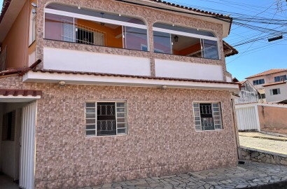 Duas casas pelo preço de uma para venda em São Lourenço - MG.