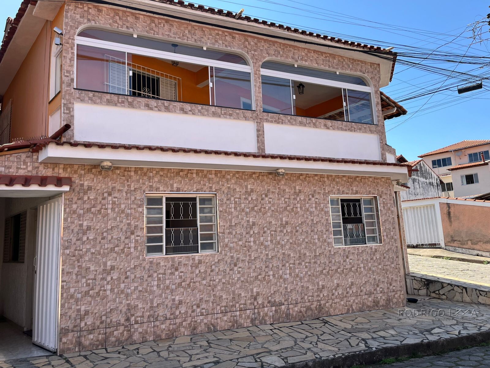 Duas casas pelo preço de uma para venda em São Lourenço - MG.