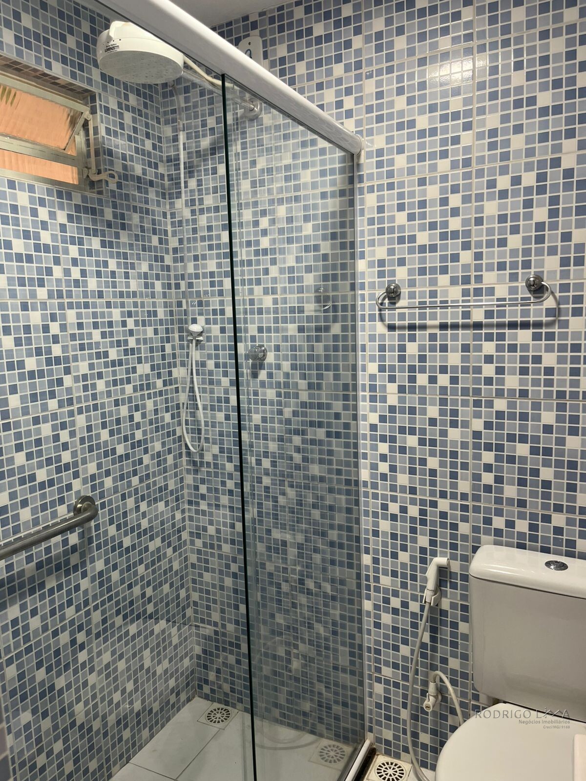 Duas casas pelo preço de uma para venda em São Lourenço - MG.