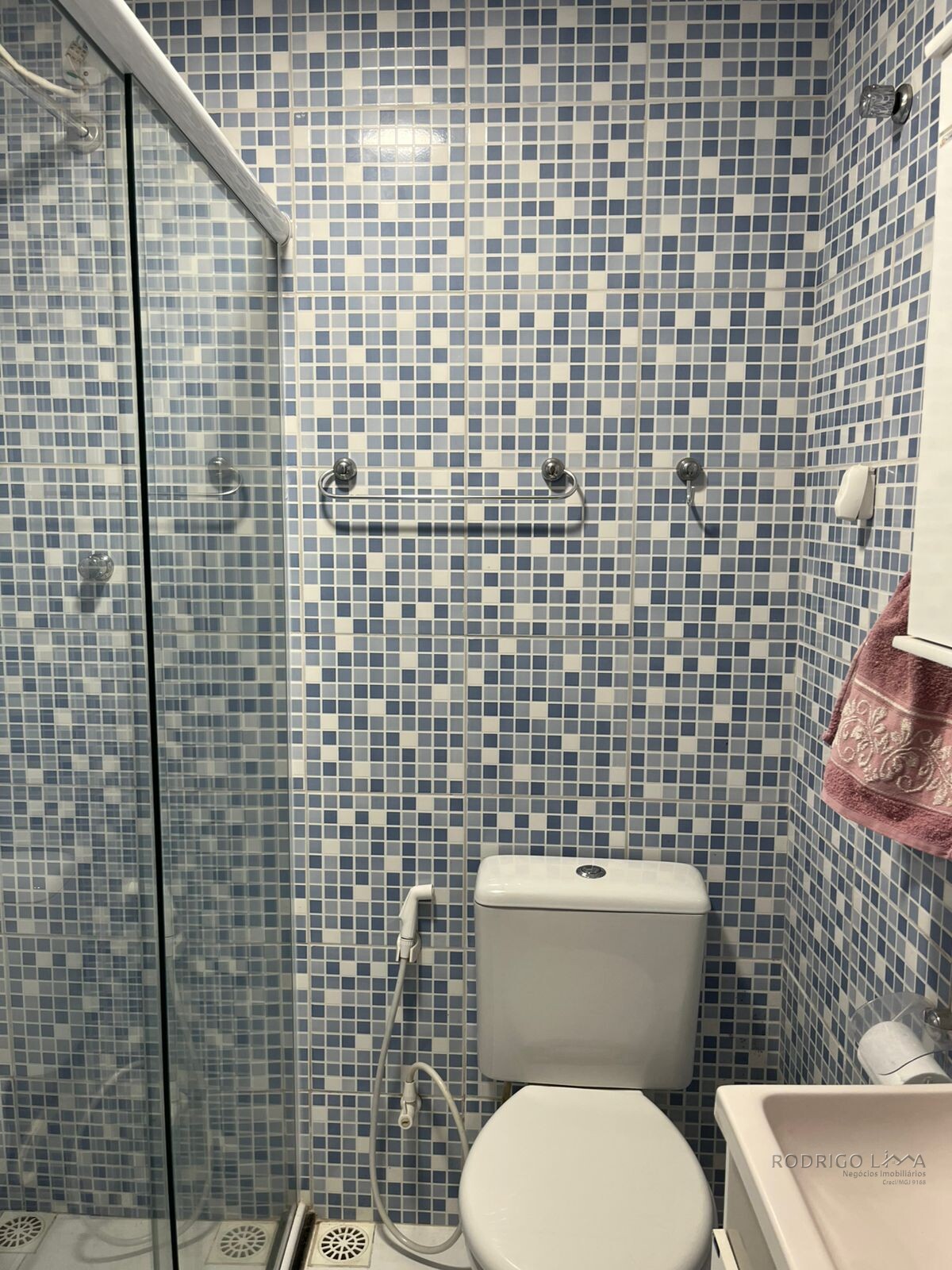 Duas casas pelo preço de uma para venda em São Lourenço - MG.