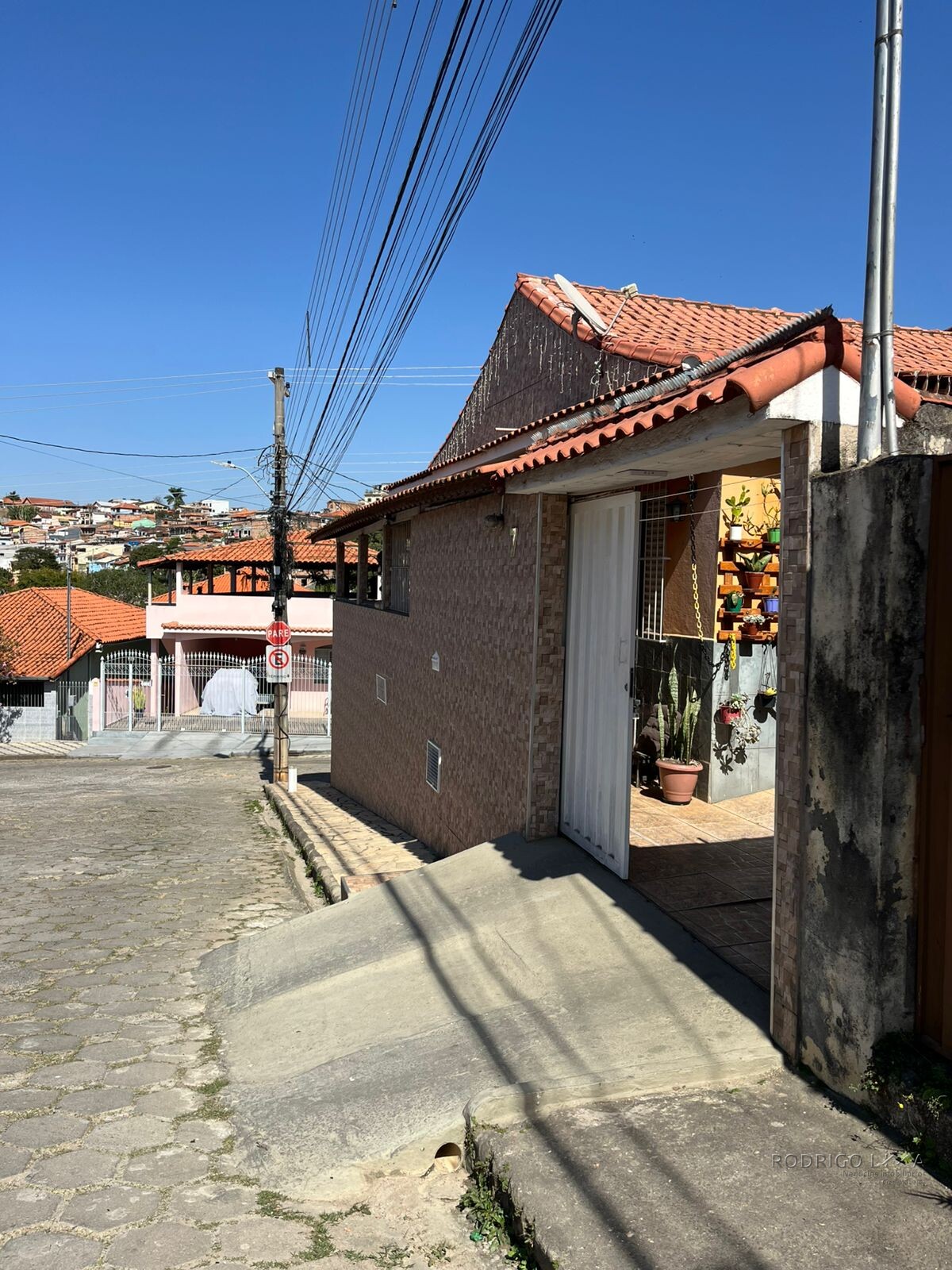 Duas casas pelo preço de uma para venda em São Lourenço - MG.