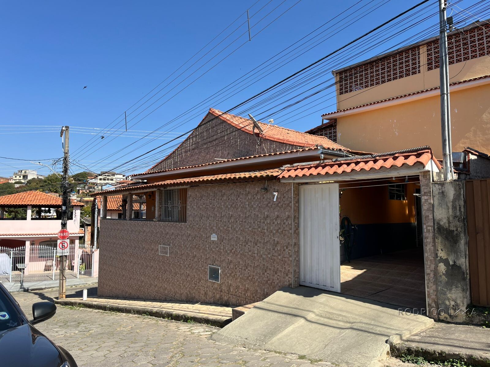 Duas casas pelo preço de uma para venda em São Lourenço - MG.