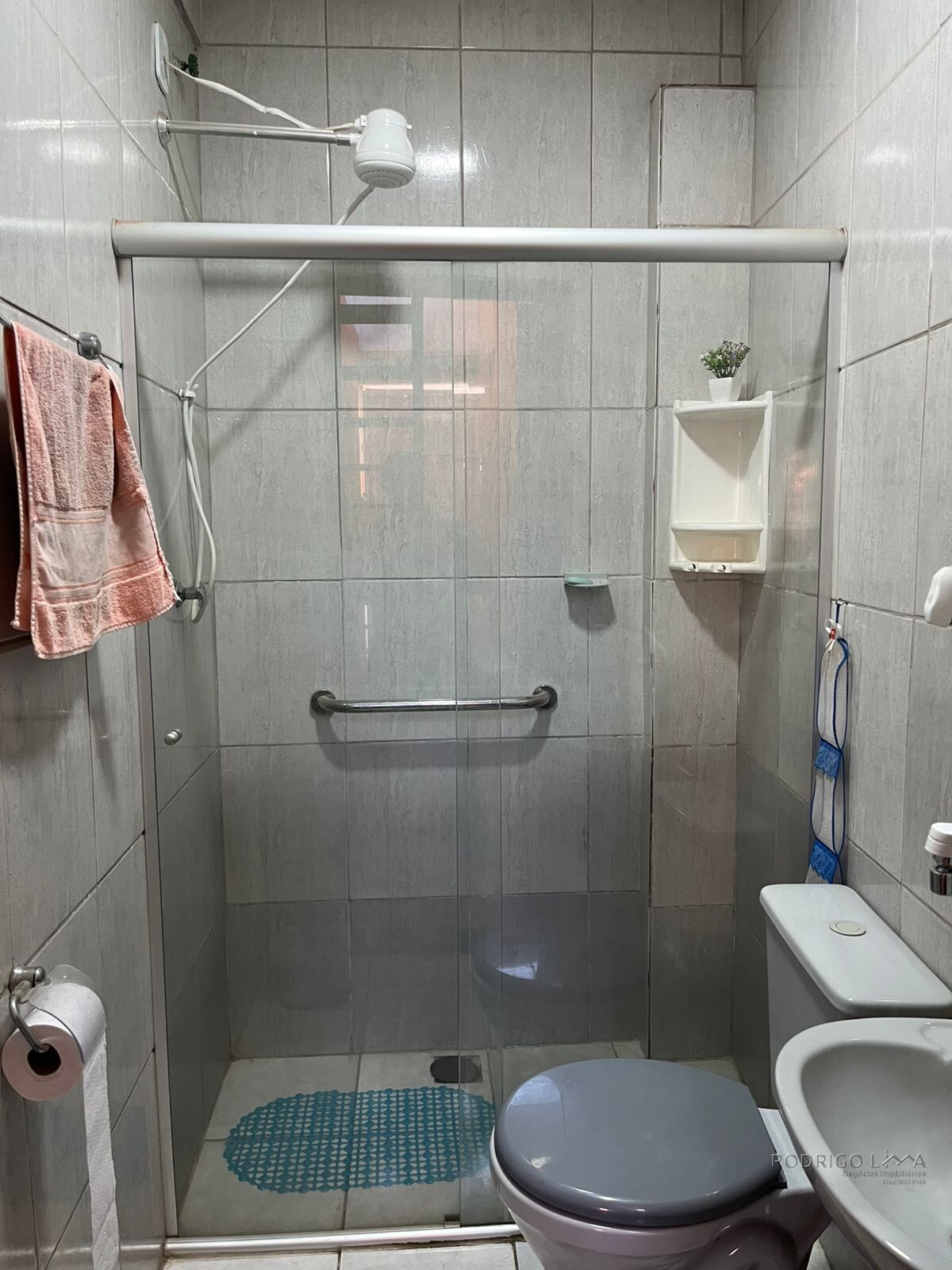 Duas casas pelo preço de uma para venda em São Lourenço - MG.