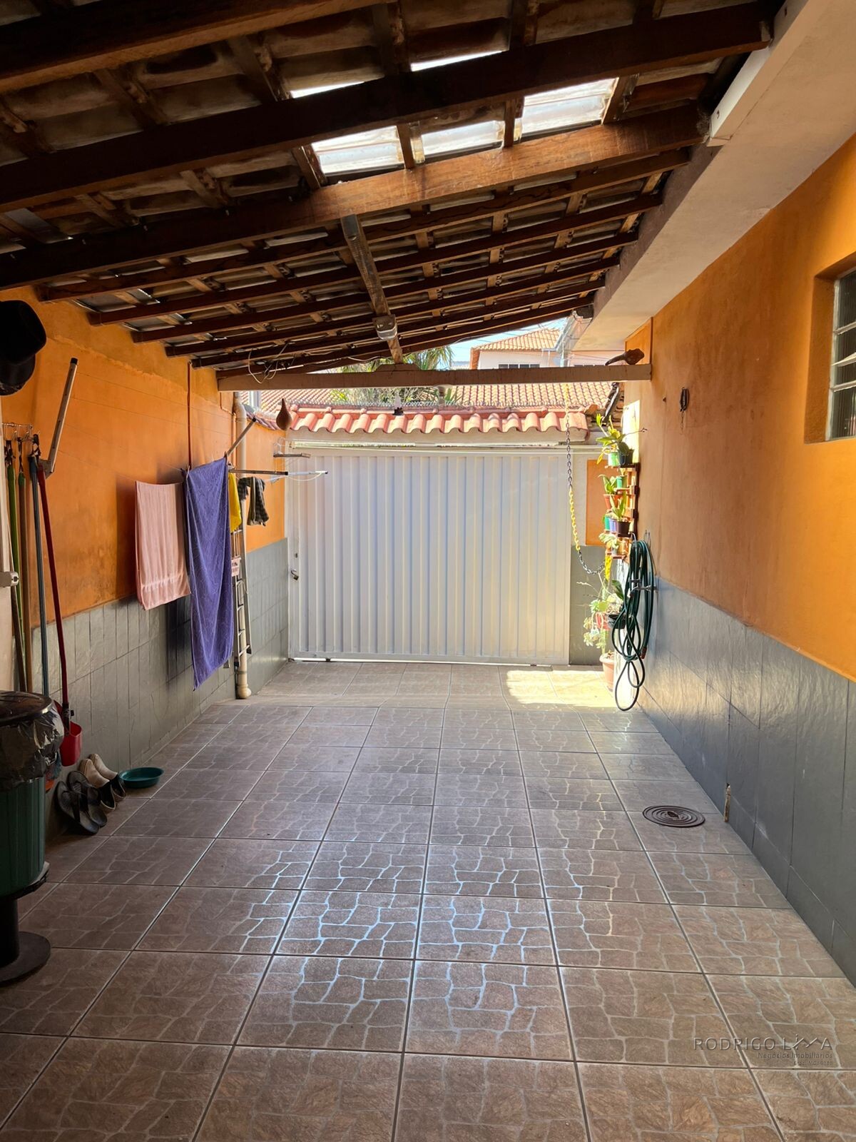 Duas casas pelo preço de uma para venda em São Lourenço - MG.