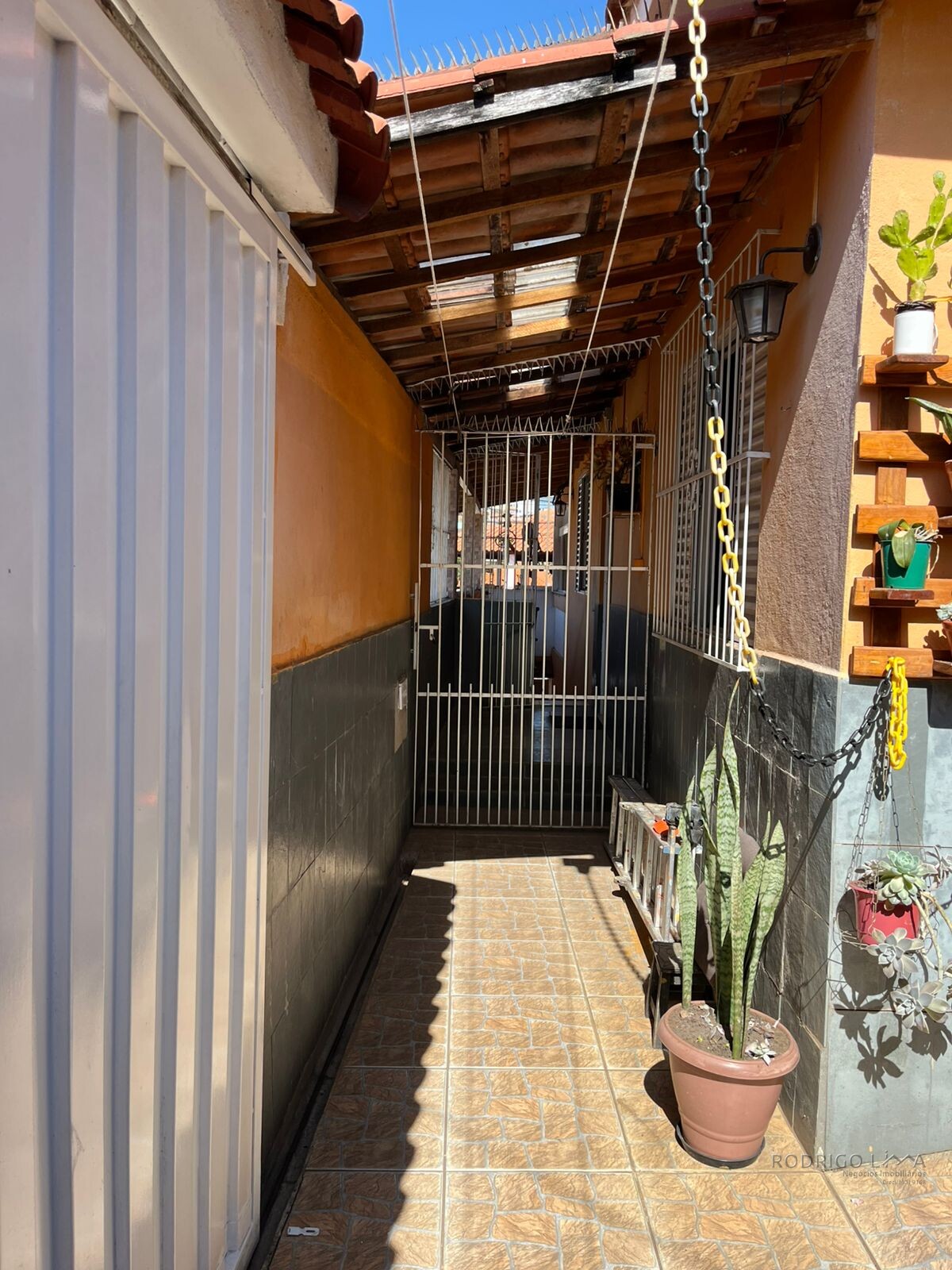 Duas casas pelo preço de uma para venda em São Lourenço - MG.