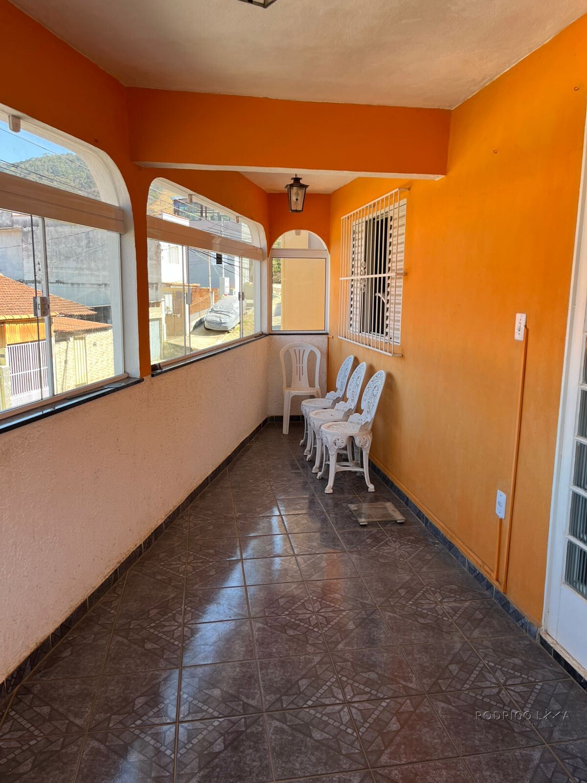 Duas casas pelo preço de uma para venda em São Lourenço - MG.