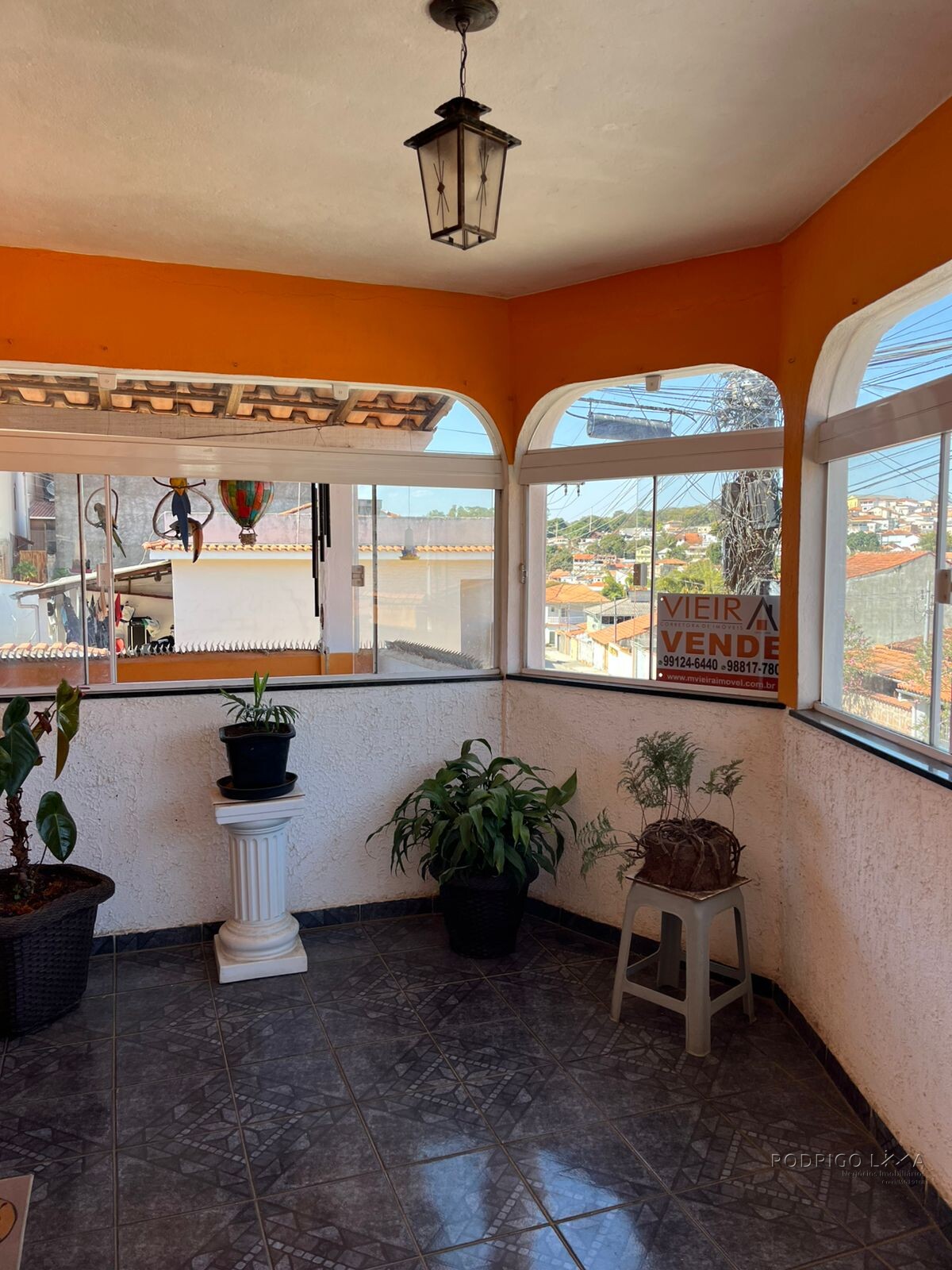 Duas casas pelo preço de uma para venda em São Lourenço - MG.