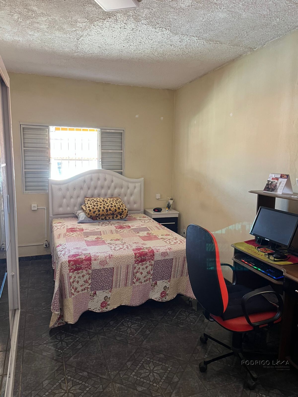 Duas casas pelo preço de uma para venda em São Lourenço - MG.