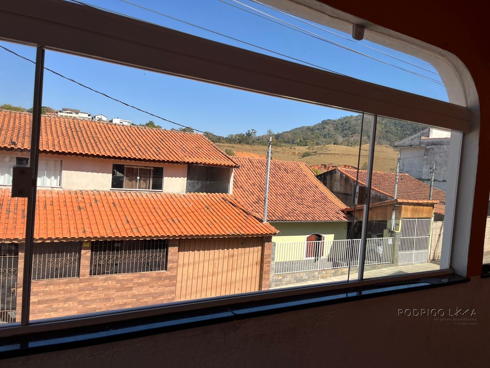 Duas casas pelo preço de uma para venda em São Lourenço - MG.