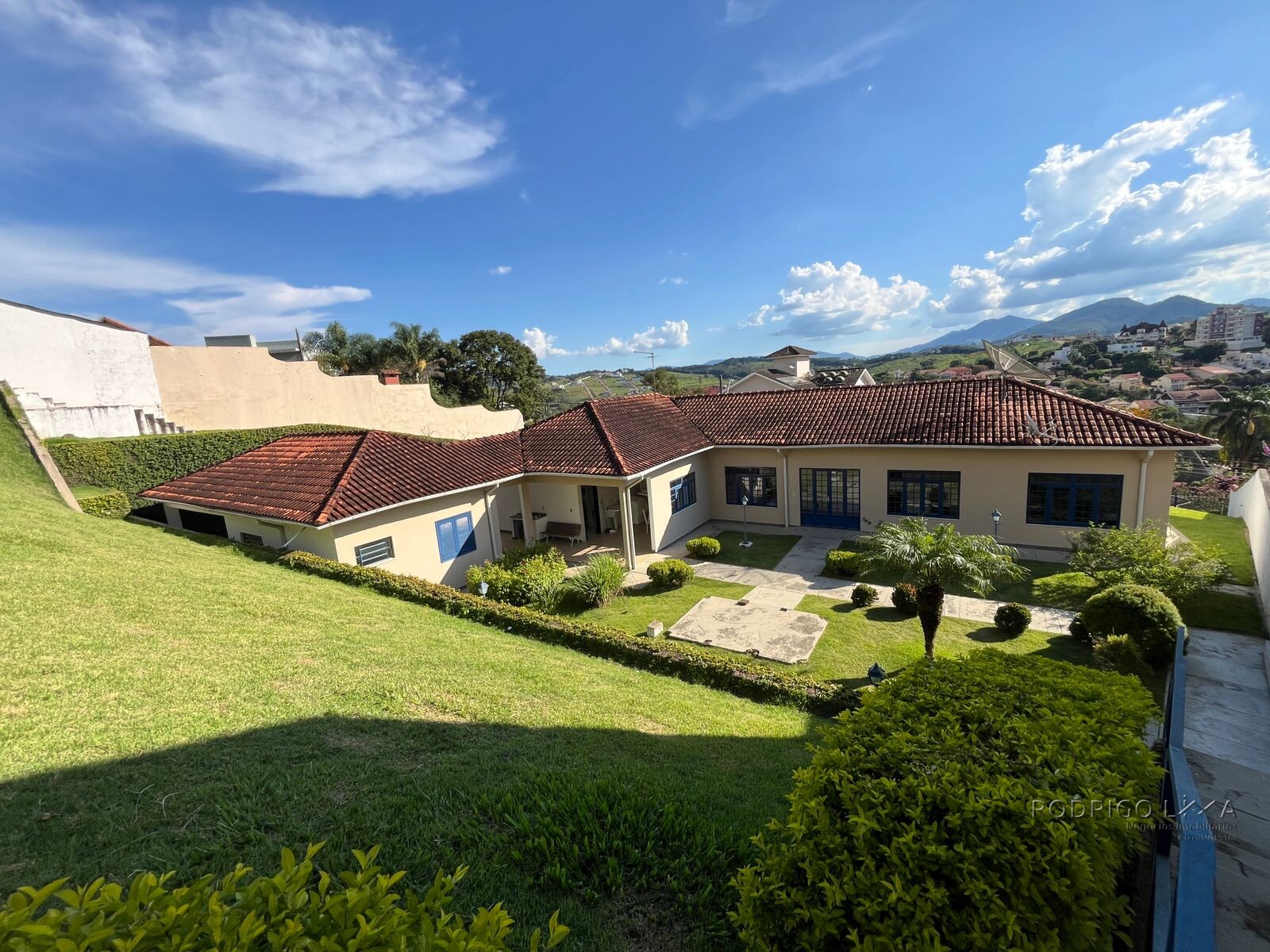 Casa para venda em bairro de alto padrão em São Lourenço MG