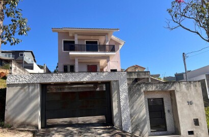 Linda casa para venda em São Lourenço - MG.