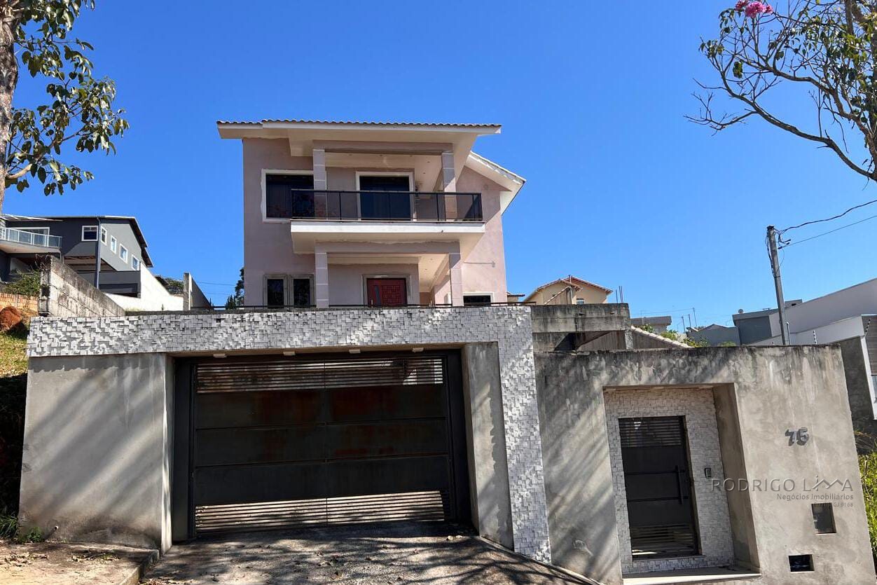 Linda casa para venda em São Lourenço - MG.