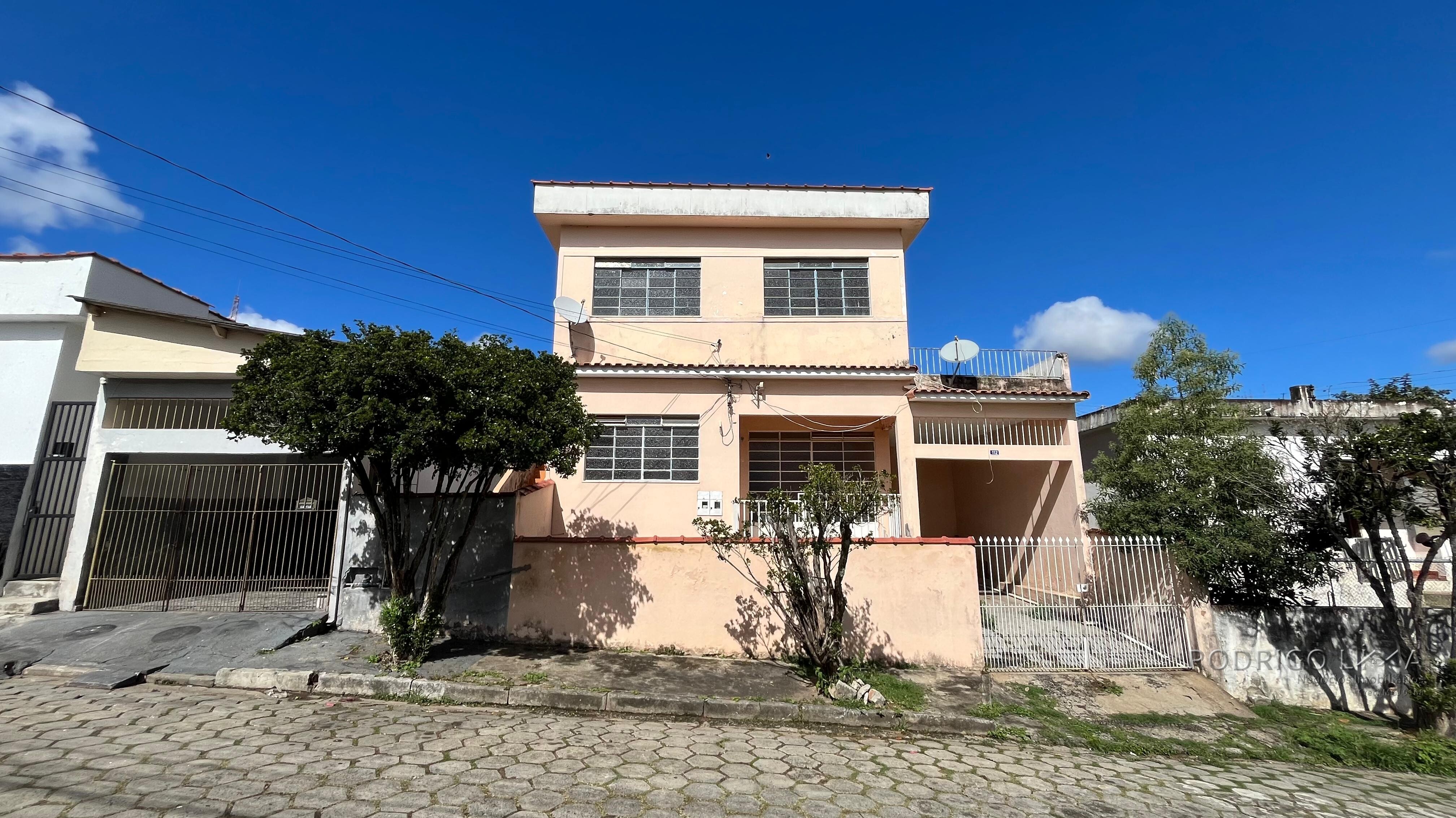 Duas casas para venda em São Lourenço MG