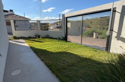 Lindo sobrado de esquina para venda em São Lourenço - MG.