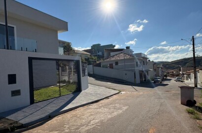 Lindo sobrado de esquina para venda em São Lourenço - MG.