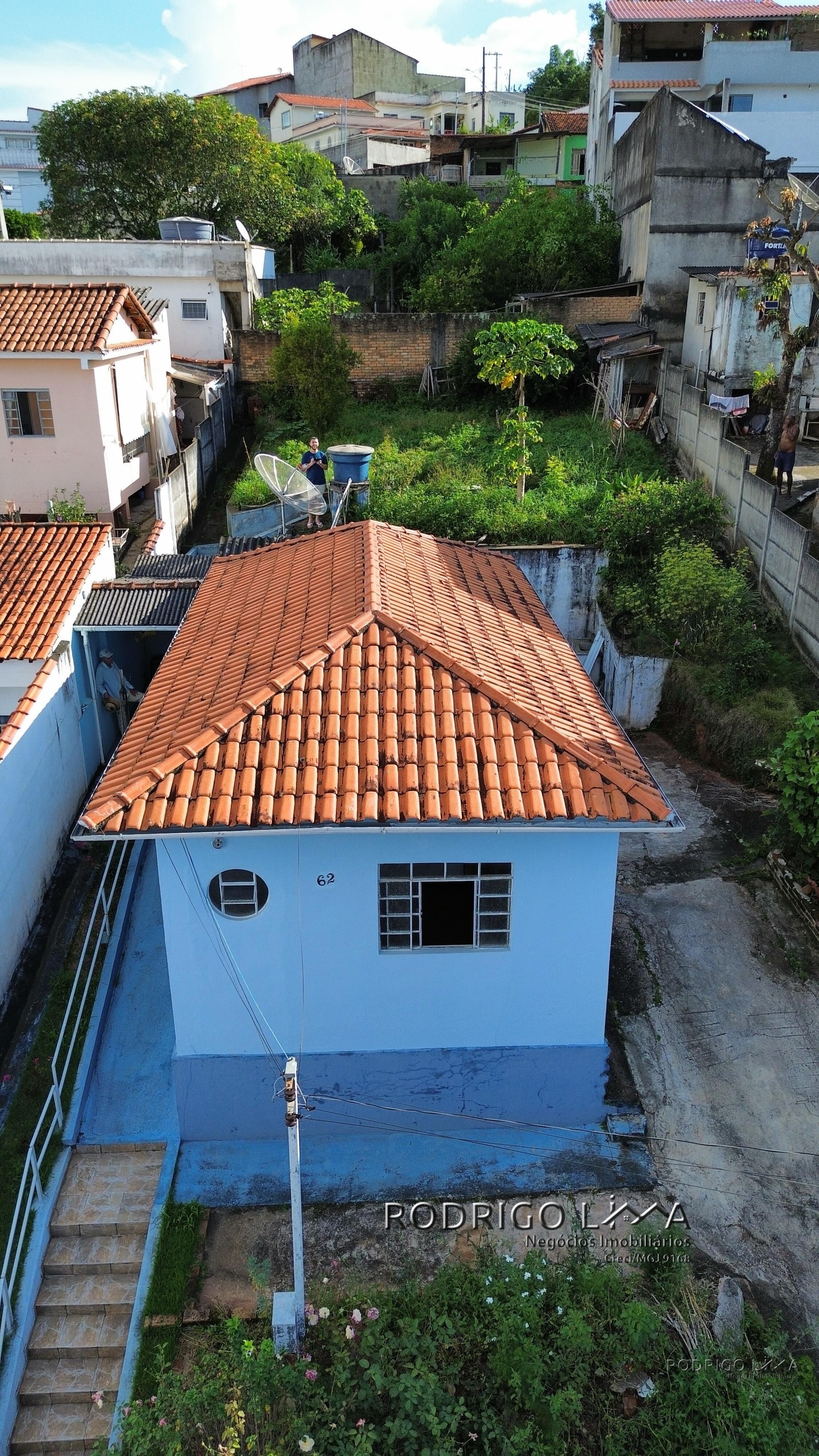 Casa com terreno amplo para venda em São Lourenço MG