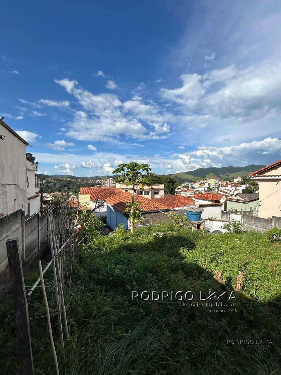 Casa com terreno amplo para venda em São Lourenço MG