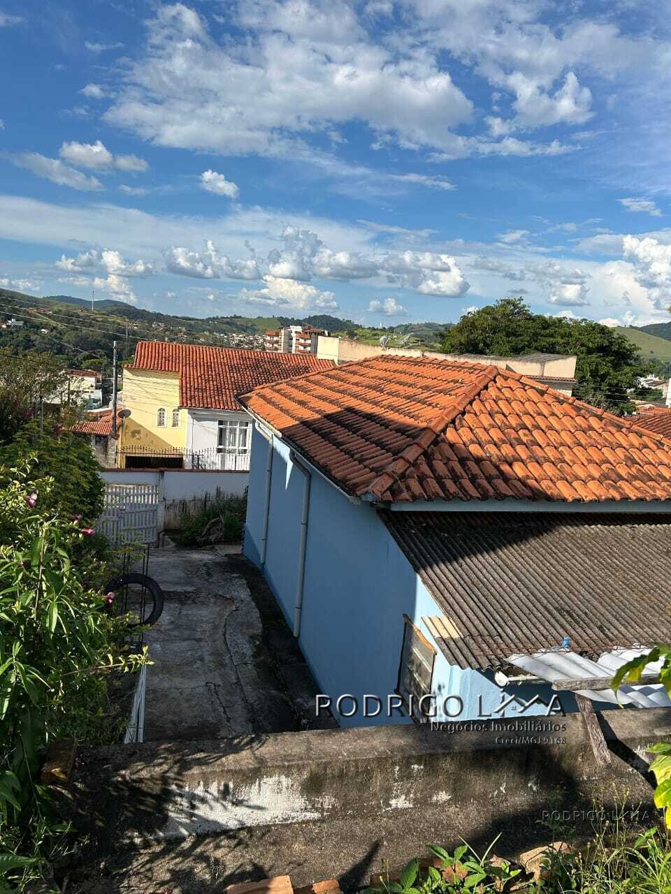 Casa com terreno amplo para venda em São Lourenço MG
