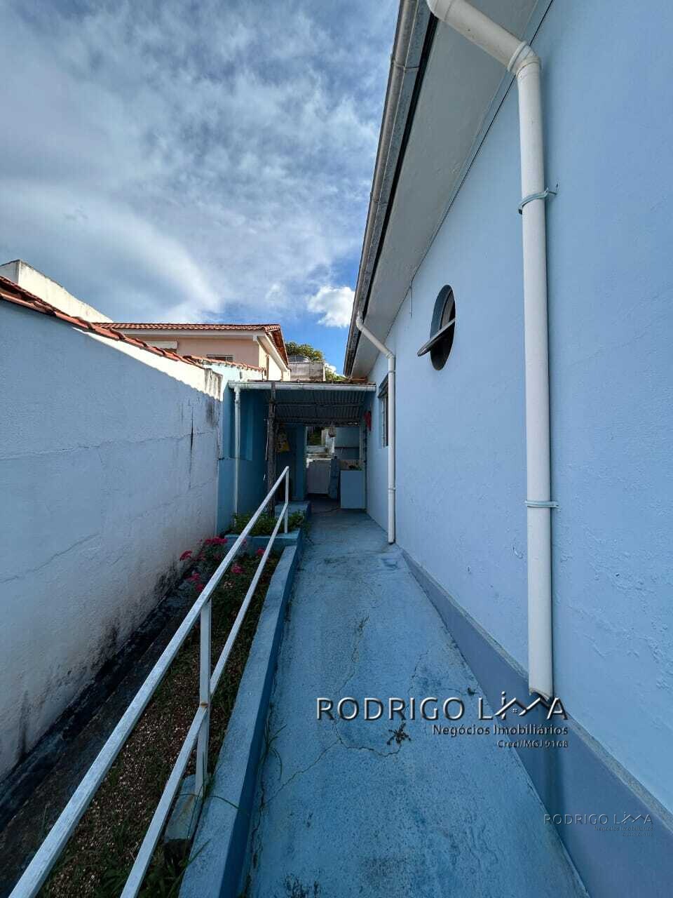 Casa com terreno amplo para venda em São Lourenço MG